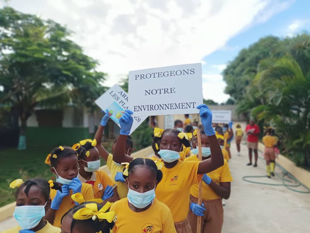 Élèves manifestant pour la propreté