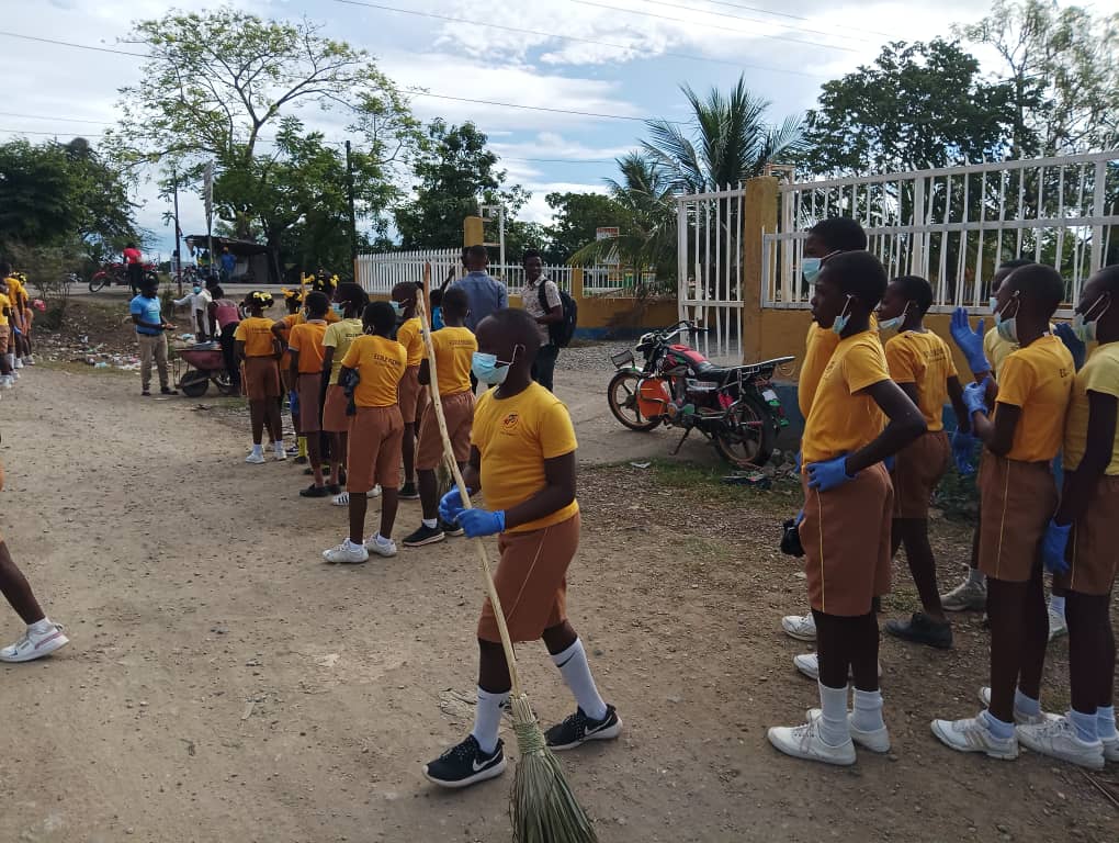 Élèves nettoyant leur environnement